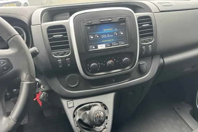 Opel Vivaro (2016) thumbnail 6