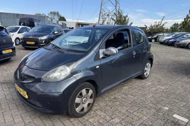 Toyota Aygo (2008) thumbnail 3