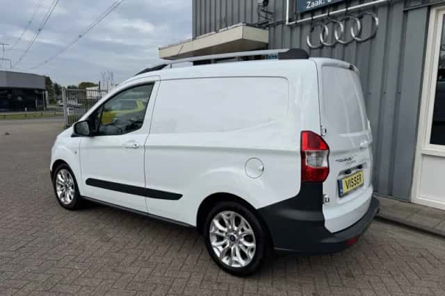 Ford Transit Courier (2017) thumbnail 2