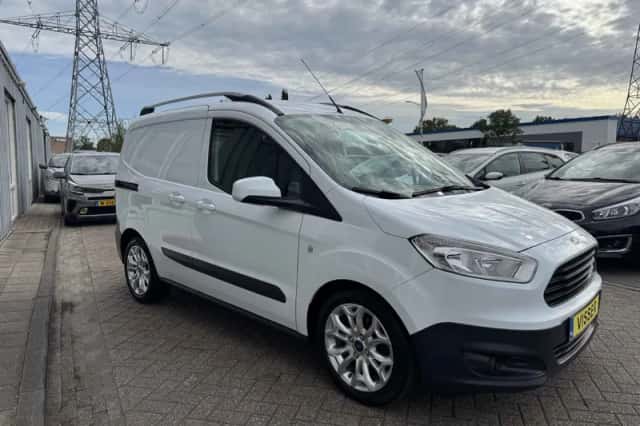 Ford Transit Courier (2017) thumbnail 4