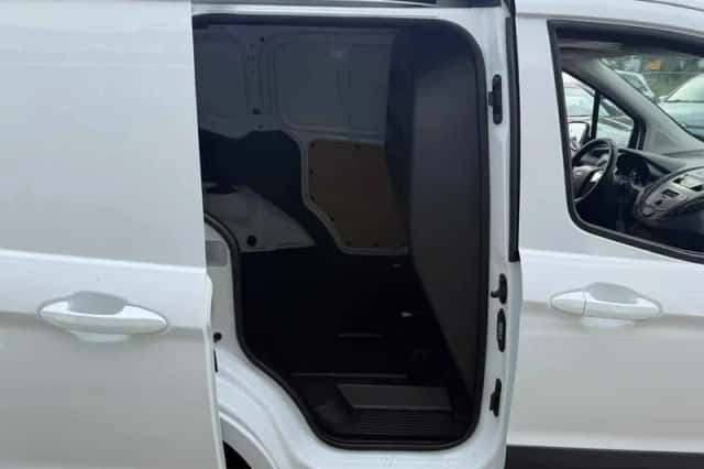 Ford Transit Courier (2017) thumbnail 6