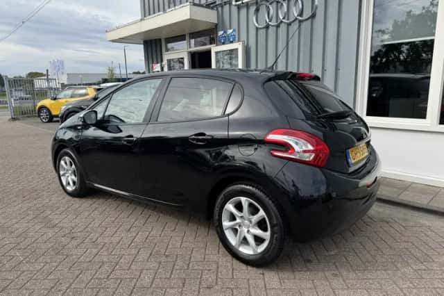 Peugeot 208 (2015) thumbnail 2