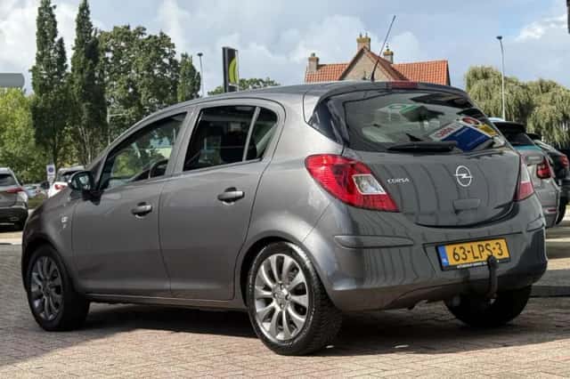 Opel Corsa (2010) thumbnail 3