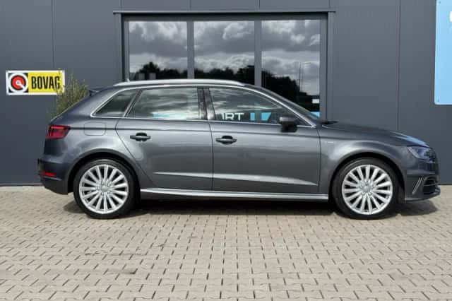 Audi A3 (2015) thumbnail 3
