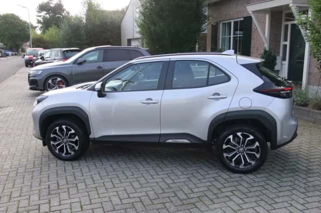 Toyota Yaris Cross (2024) thumbnail 3