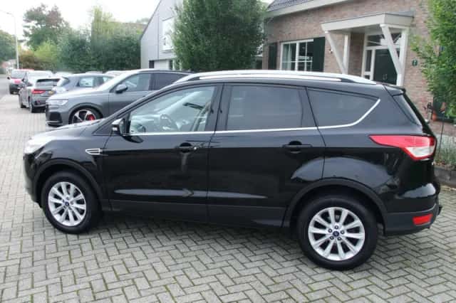 Ford Kuga (2016) thumbnail 3