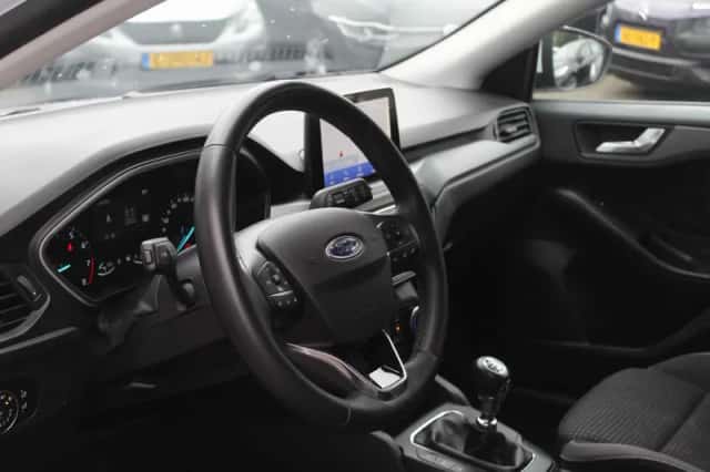 Ford Focus (2022) thumbnail 3