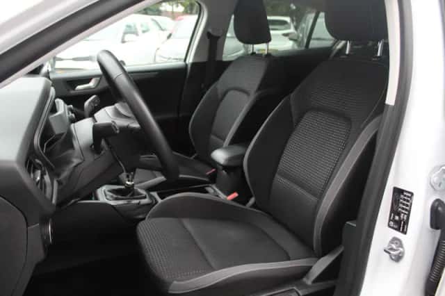 Ford Focus (2022) thumbnail 4