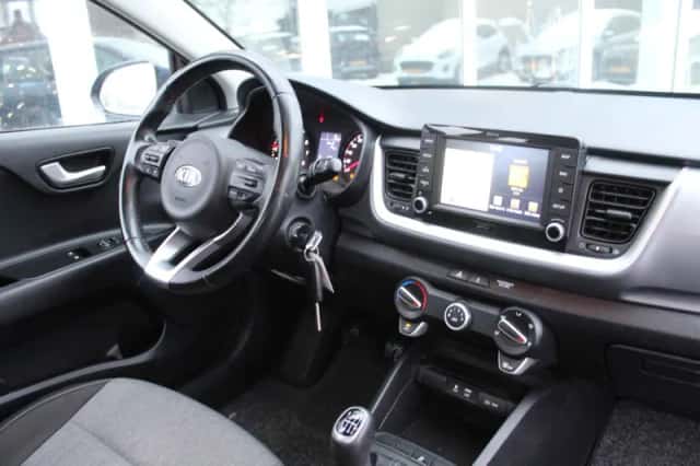 Kia Stonic (2018) thumbnail 5
