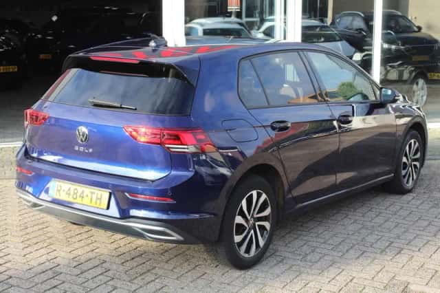 Volkswagen Golf (2022) thumbnail 2