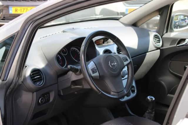 Opel Corsa (2011) thumbnail 4