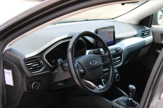 Ford Focus (2022) thumbnail 4