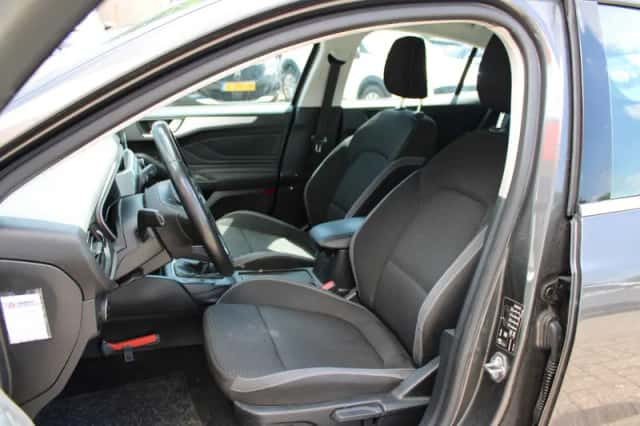 Ford Focus (2022) thumbnail 5