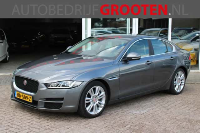 Jaguar XE (2015) thumbnail 1