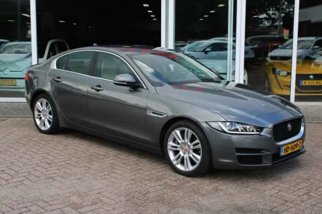 Jaguar XE (2015) thumbnail 2