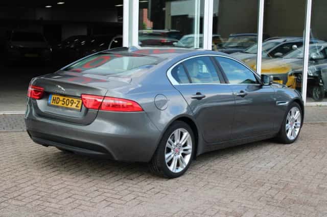 Jaguar XE (2015) thumbnail 3