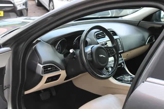 Jaguar XE (2015) thumbnail 4