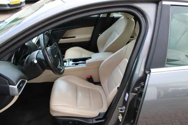 Jaguar XE (2015) thumbnail 5