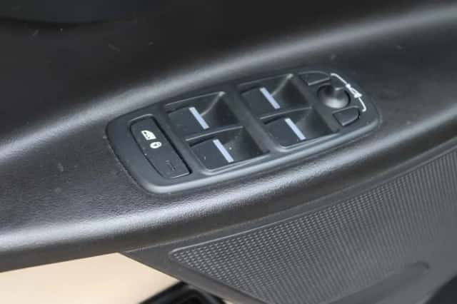 Jaguar XE (2015) thumbnail 6