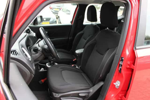 Jeep Renegade (2021) thumbnail 6