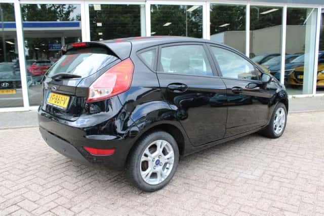 Ford Fiesta (2016) thumbnail 3