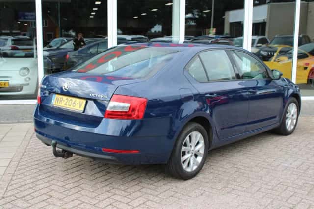 Škoda Octavia (2017) thumbnail 3