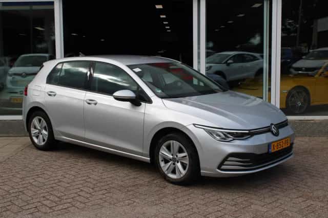 Volkswagen Golf (2024) thumbnail 2