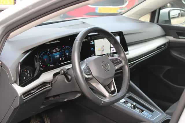 Volkswagen Golf (2024) thumbnail 4