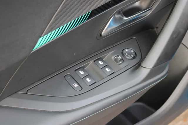 Peugeot e-2008 (2021) thumbnail 6