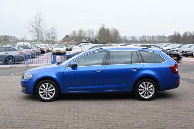 Škoda Octavia (2017) thumbnail 2