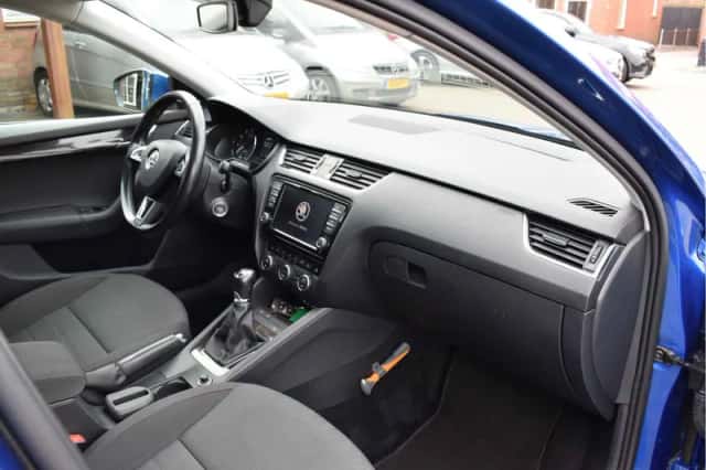 Škoda Octavia (2017) thumbnail 3