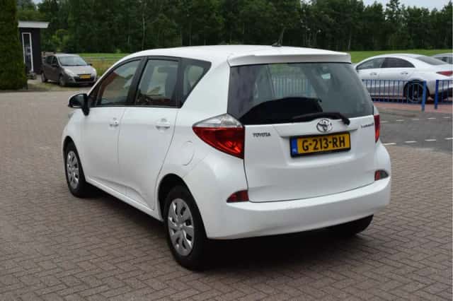 Toyota Verso S (2012) thumbnail 3