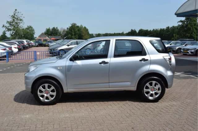 Daihatsu Terios (2010) thumbnail 2