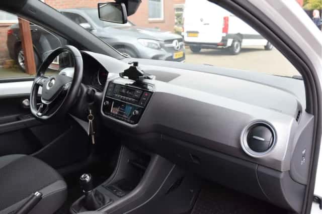 Volkswagen Up! (2021) thumbnail 6