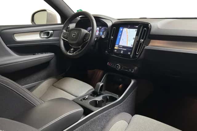 Volvo XC40 (2023) thumbnail 3