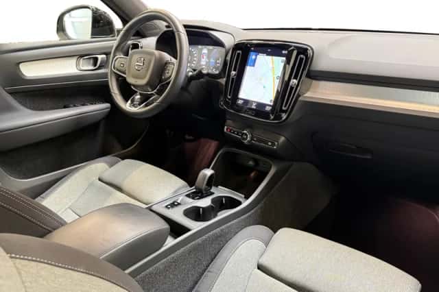 Volvo XC40 (2023) thumbnail 4