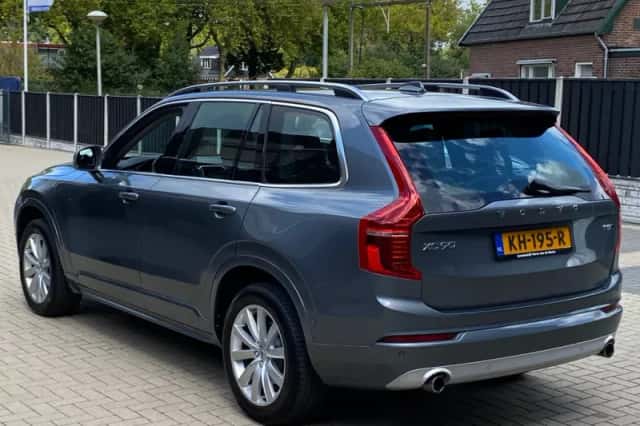 Volvo XC90 (2016) thumbnail 2