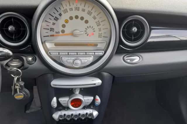 MINI Cooper (2009) thumbnail 4