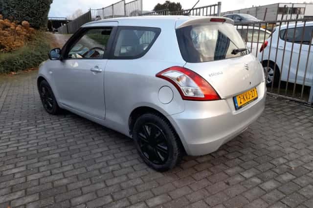 Suzuki Swift (2013) thumbnail 4