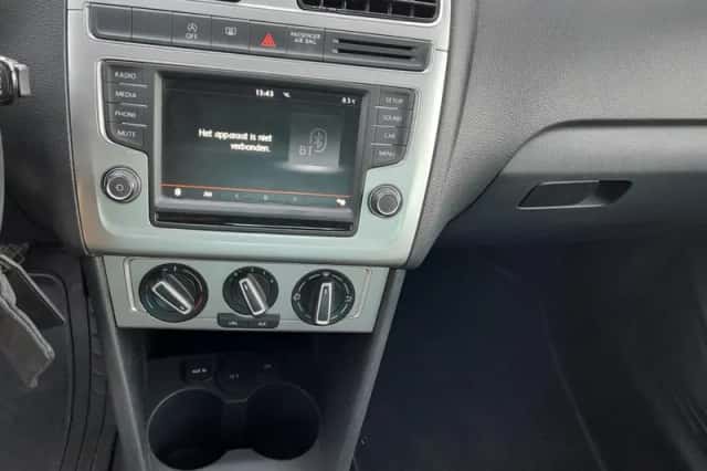 Volkswagen Polo (2016) thumbnail 2