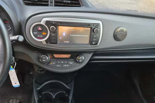 Toyota Yaris (2012) thumbnail 2