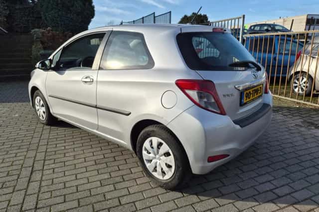 Toyota Yaris (2012) thumbnail 4