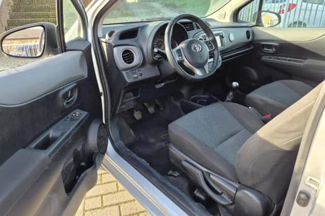 Toyota Yaris (2012) thumbnail 5