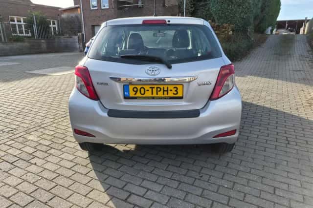 Toyota Yaris (2012) thumbnail 6