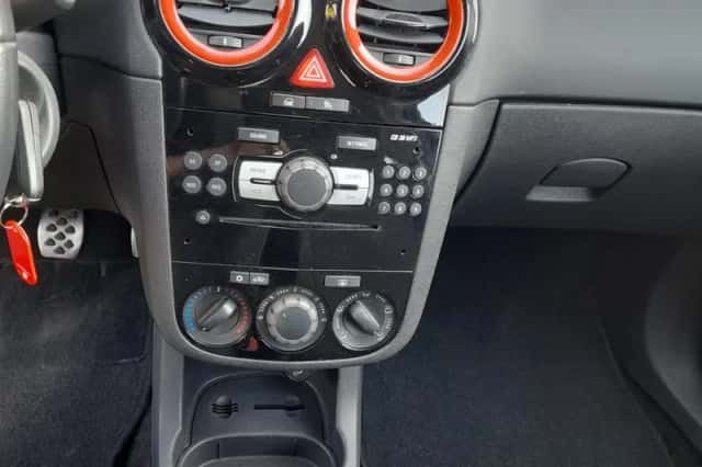 Opel Corsa (2010) thumbnail 2