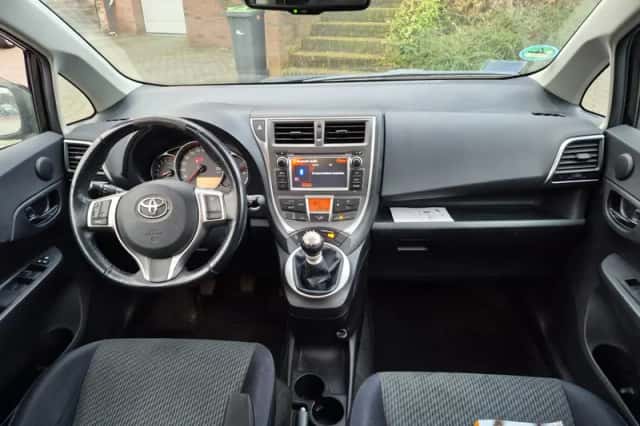 Toyota Verso (2011) thumbnail 2
