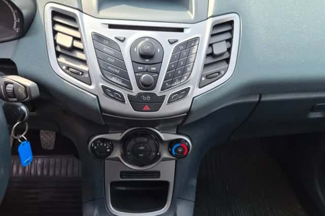 Ford Fiesta (2009) thumbnail 2