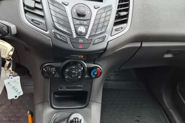 Ford Fiesta (2014) thumbnail 2