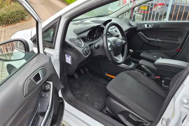 Ford Fiesta (2014) thumbnail 3