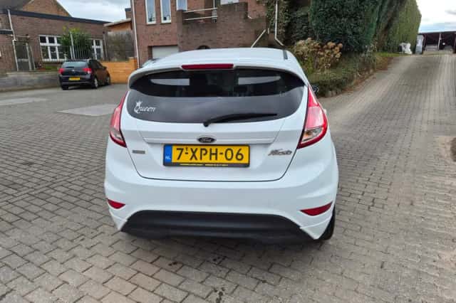 Ford Fiesta (2014) thumbnail 4